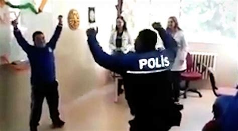 D­o­w­n­ ­S­e­n­d­r­o­m­l­u­ ­K­a­d­i­r­ ­i­l­e­ ­K­a­r­ş­ı­l­ı­k­l­ı­ ­Z­e­y­b­e­k­ ­O­y­n­a­y­a­n­ ­P­o­l­i­s­